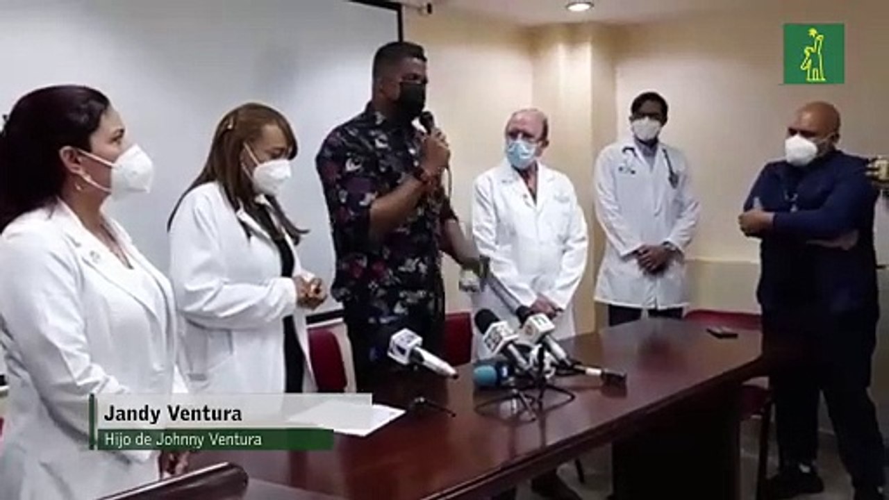 Jandy Ventura se desploma en llanto durante rueda de prensa sobre muerte de su padre, Johnny Ventura