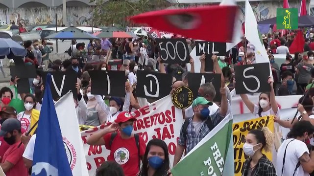 Miles de brasileños salen a las calles contra Bolsonaro