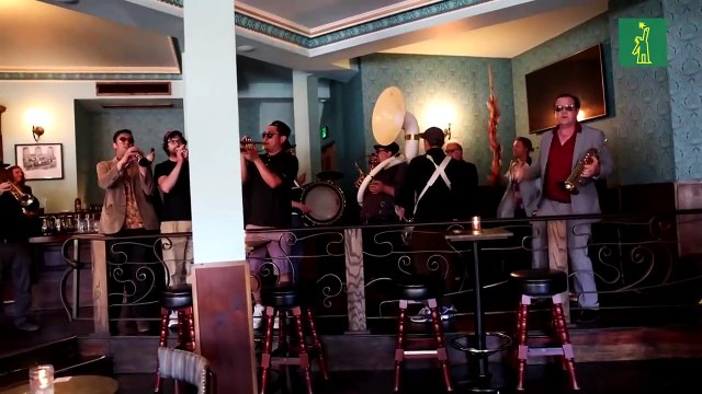 California levanta mayoría de restricciones por covid-19 y reabre su economía