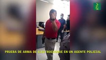 Prueba de arma de electrochoque en un agente policial