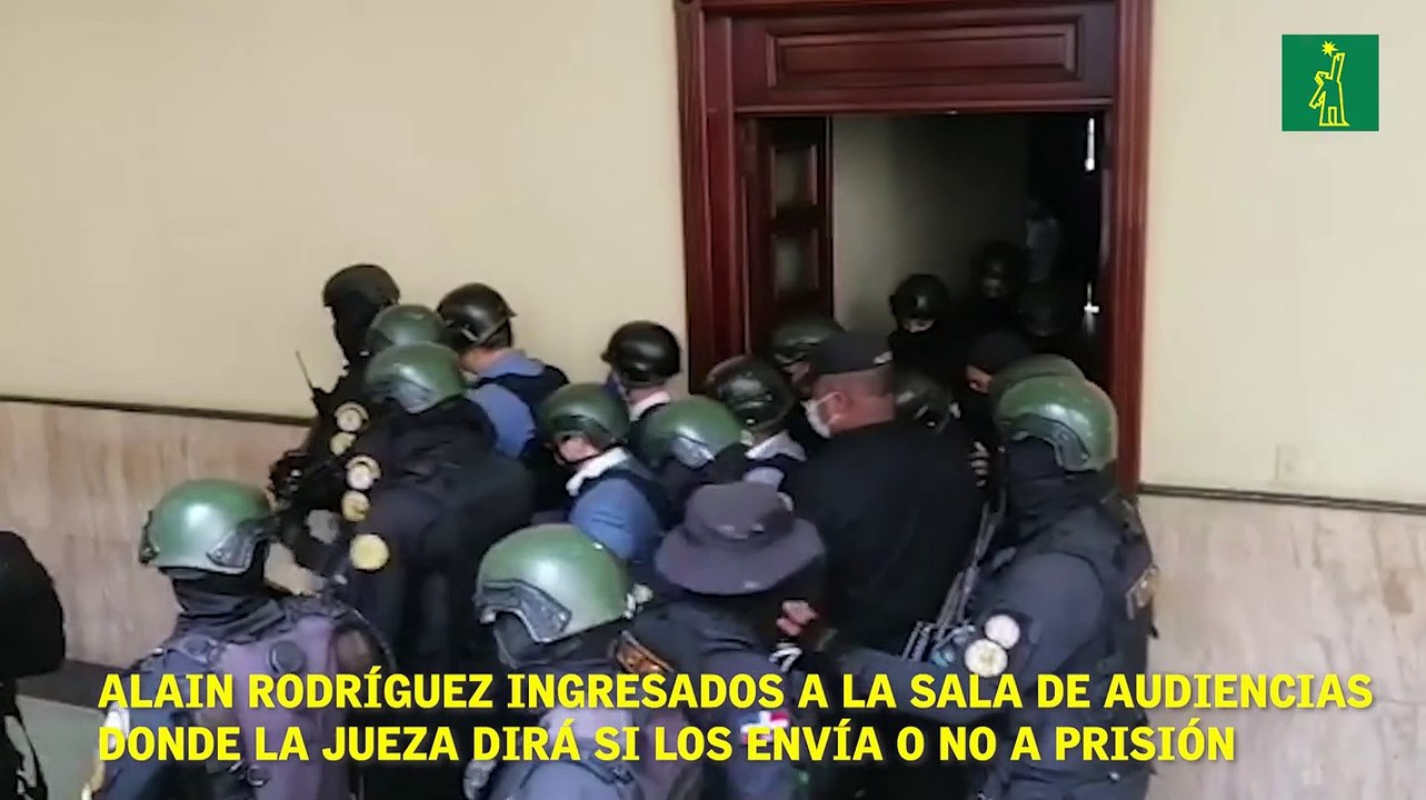 Alain Rodríguez ingresados a la sala de audiencias  donde la jueza dirá si los envía o no a prisión.
