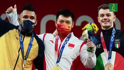 La familia del levantador de pesas colombiano Luis Mosquera celebra su medalla en Tokio-2020