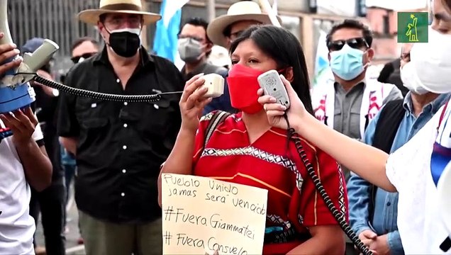 Guatemaltecos bloquean carretera para pedir renuncia de presidente Giammattei