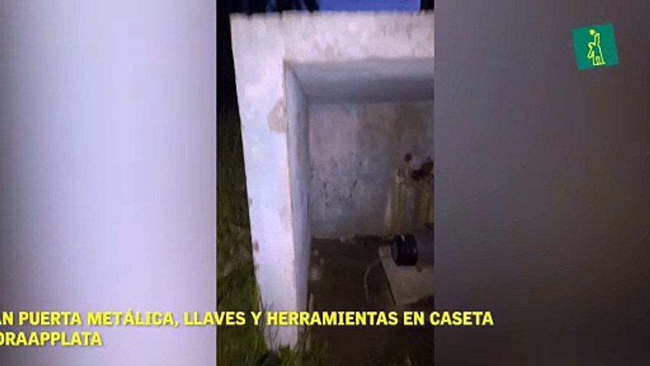 Roban puerta metálica, llaves y herramientas en caseta de Coraapplata.