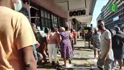 Choques con la policía y saqueo de negocios en Sudáfrica