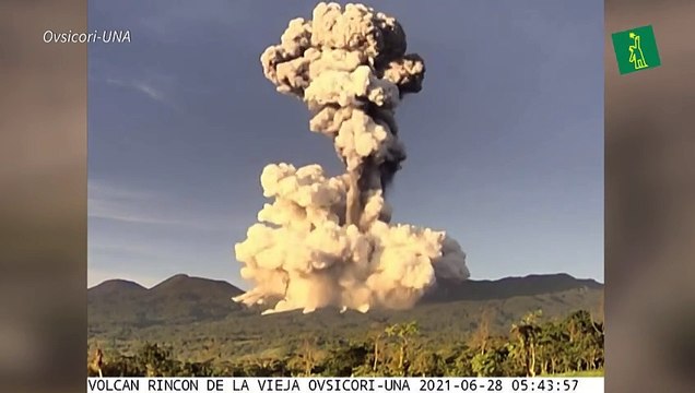 Columna de humo de 2 km de altura por erupción volcánica en Costa Rica.