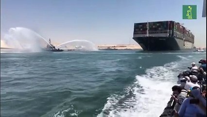 Buque portacontenedores zarpa del Canal de Suez luego de 100 días inmovilizado.