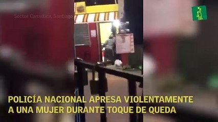 Policía Nacional apresa violentamente a una mujer durante toque de queda