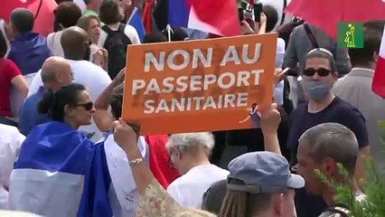 Franceses e italianos protestan contra el certificado anticovid