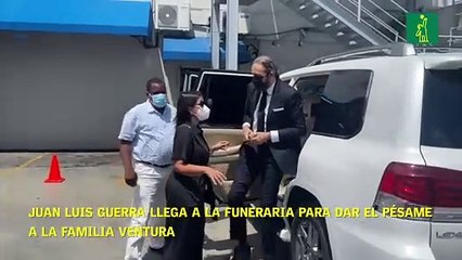 Juan Luis Guerra llega a la funeraria para dar el pésame a la familia Ventura
