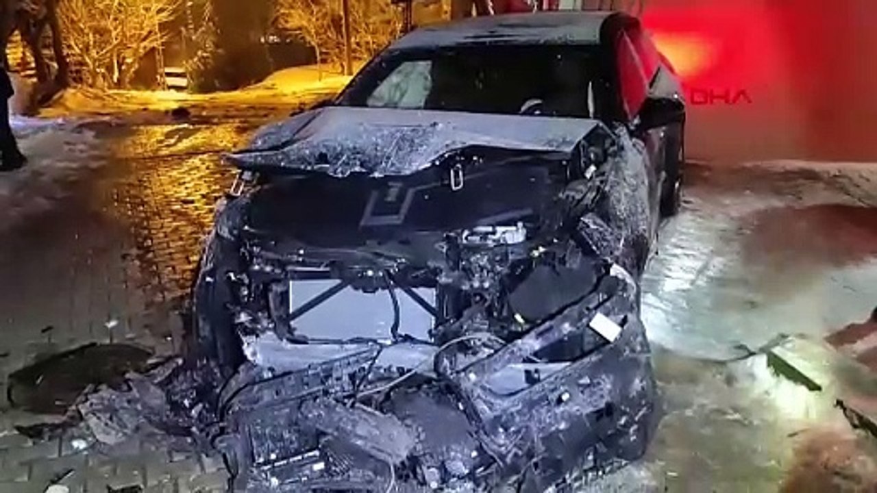 İstanbul-Beykoz'da buzlanan yolda kayan otomobil taksi ve 2 eve çarptı; kaza anı kamerada