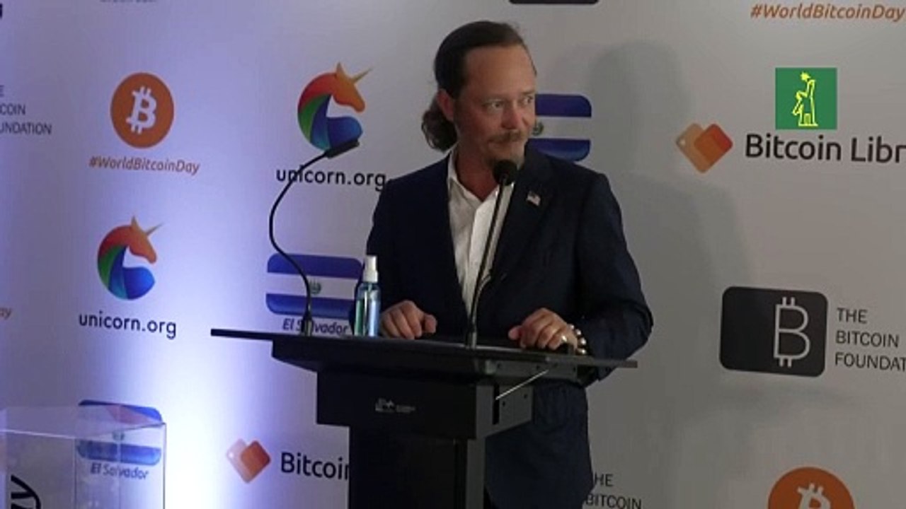 Millonario en criptomonedas ilumina el cielo de El Salvador con un bitcoin