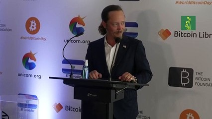 Millonario en criptomonedas ilumina el cielo de El Salvador con un bitcoin