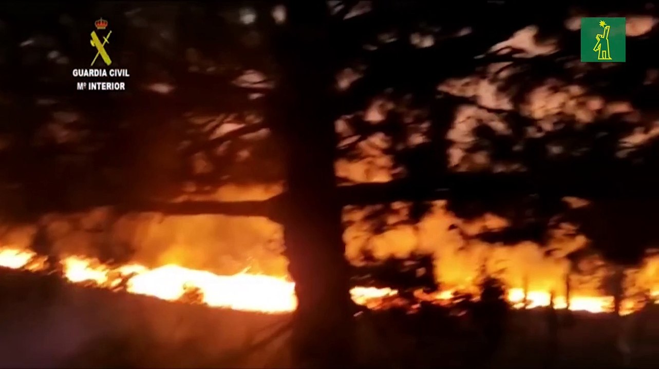 Lava del volcán en Canarias desciende lentamente hacia el mar entre temor a gases tóxicos