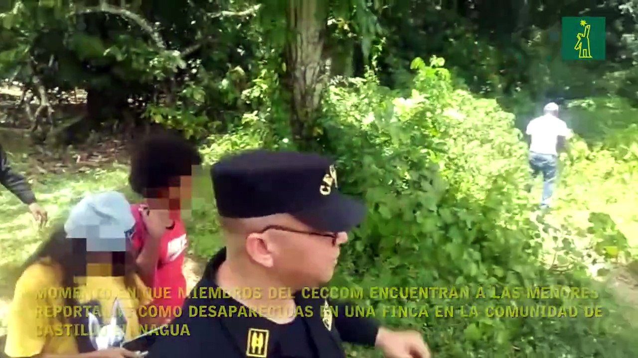 Momento en que miembros del CECCOM encuentran a las menores reportadas como desaparecidas en una finca en la comunidad de Castillo en Nagua