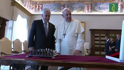 Francisco y Piñera hablan de justicia social, derechos humanos y constituyente