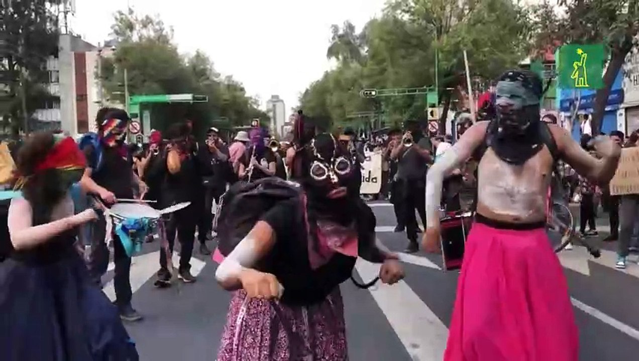 Mexicanos marchan pidiendo justicia por masacre de Tlatelolco del 68