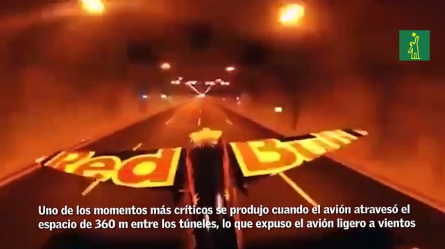 Imágenes increíbles que muestran a un piloto acróbata italiano volando un avión a través de dos túneles en Estambul