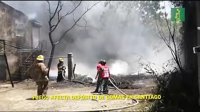 Fuego afecta depósito de gomas en Santiago