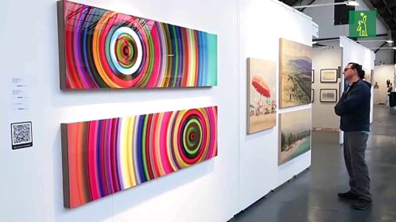 Messi con la camiseta del Madrid y Cristiano con la del Barça, en la feria de arte asequible de Bruselas