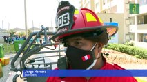 En escalera de bomberos Papá Noel entrega regalos a niños con covid-19 en Perú