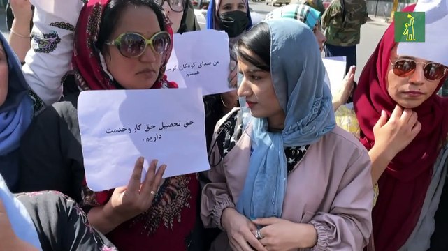 Talibanes golpean a periodistas en Kabul durante protesta de mujeres