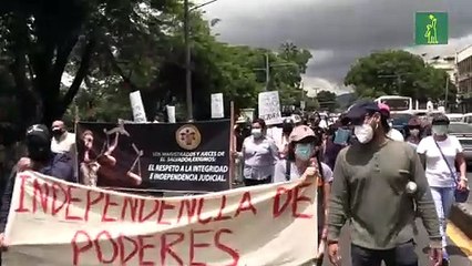 Jueces exigen que el Congreso derogue reforma que cesa a sexagenarios en El Salvador