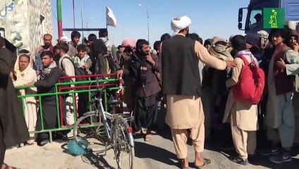 Miles de afganos llegan a la frontera con Irán