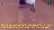 Denuncian acumulaciones de agua frente a la escuela Formerio Rodríguez impide entrada de estudiantes