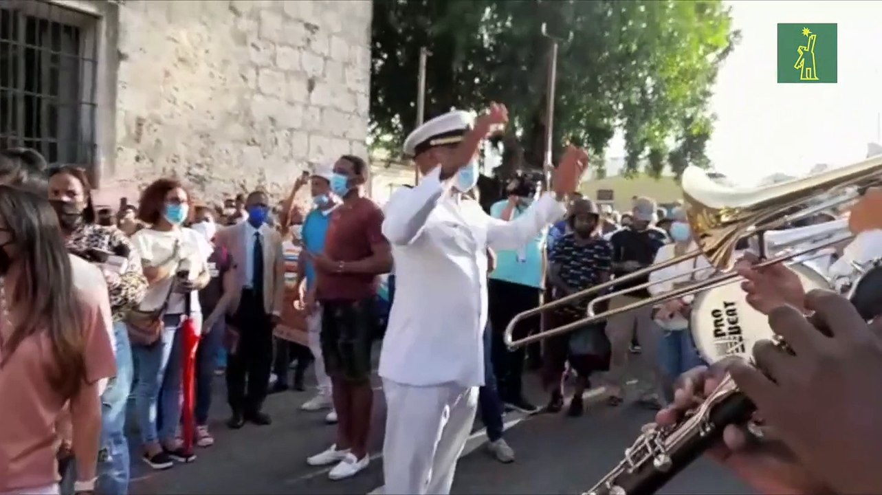 Cientos de católicos realizan procesión en la C...