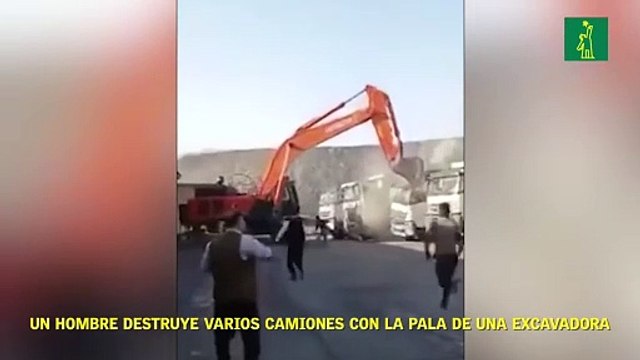 Un hombre destruye varios camiones con la pala de una excavadora