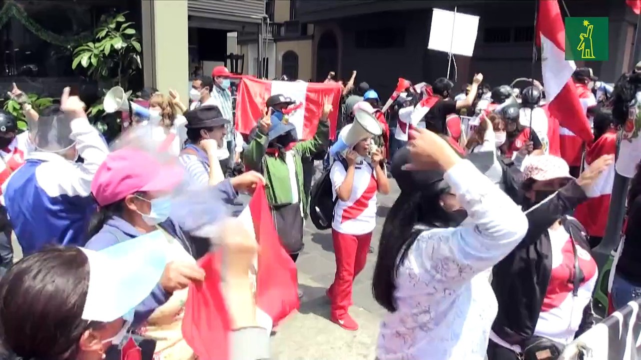 Presidente de Perú evita juicio político de destitución