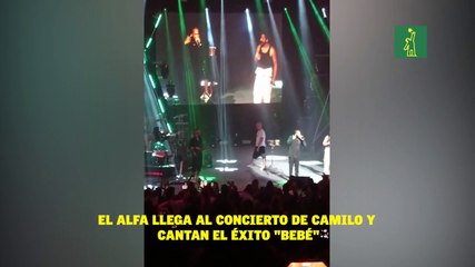 El Alfa llega al concierto de Camilo y cantan el éxito "Bebé"