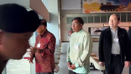 เปิดคลิป! "ทักษิณ" ถึงสนามบินนราธิวาส ท่ามประชาชนแห่ต้อนรับ-03