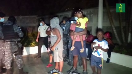 Policía de Guatemala halla más de 50 migrantes haitianos en el remolque de un camión