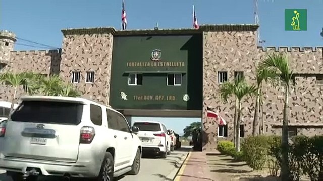 Abinader se viste de guardia para almorzar con militares en la frontera
