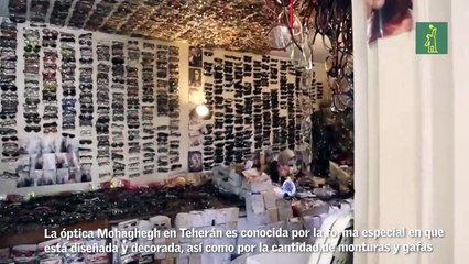 Monturas de gafas hasta en el techo en la óptica Mohaghegh de Teherán