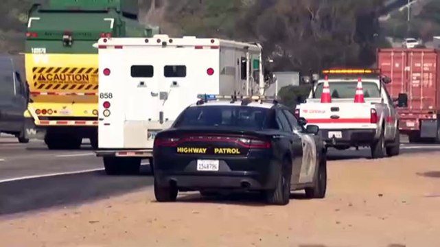 Alboroto por furgón blindado que dejó caer fajos de dinero en California