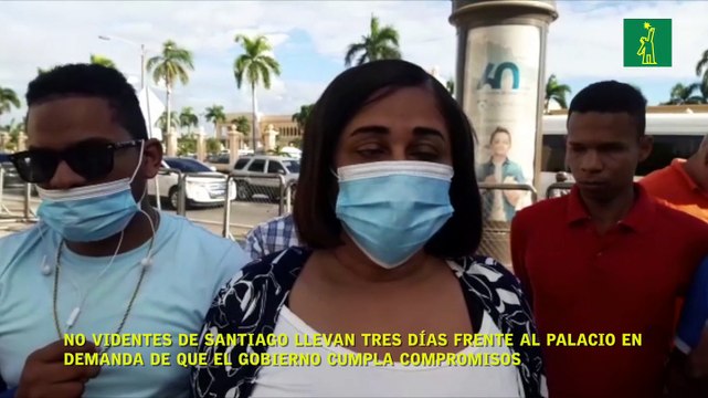 No videntes de Santiago llevan tres días frente al Palacio en demanda de que el Gobierno cumpla compromisos