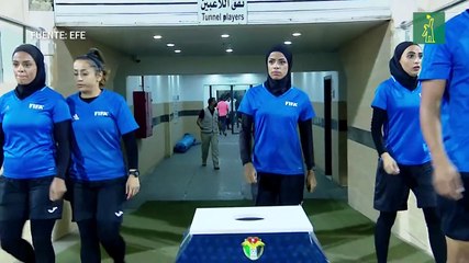 La primera árbitra de fútbol masculino inspira contra el machismo en Jordania
