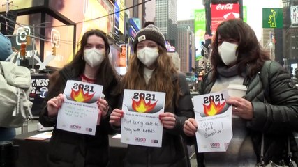 COVID-19 y mascarillas: queman cartas para despedir lo peor de 2021 en Nueva York