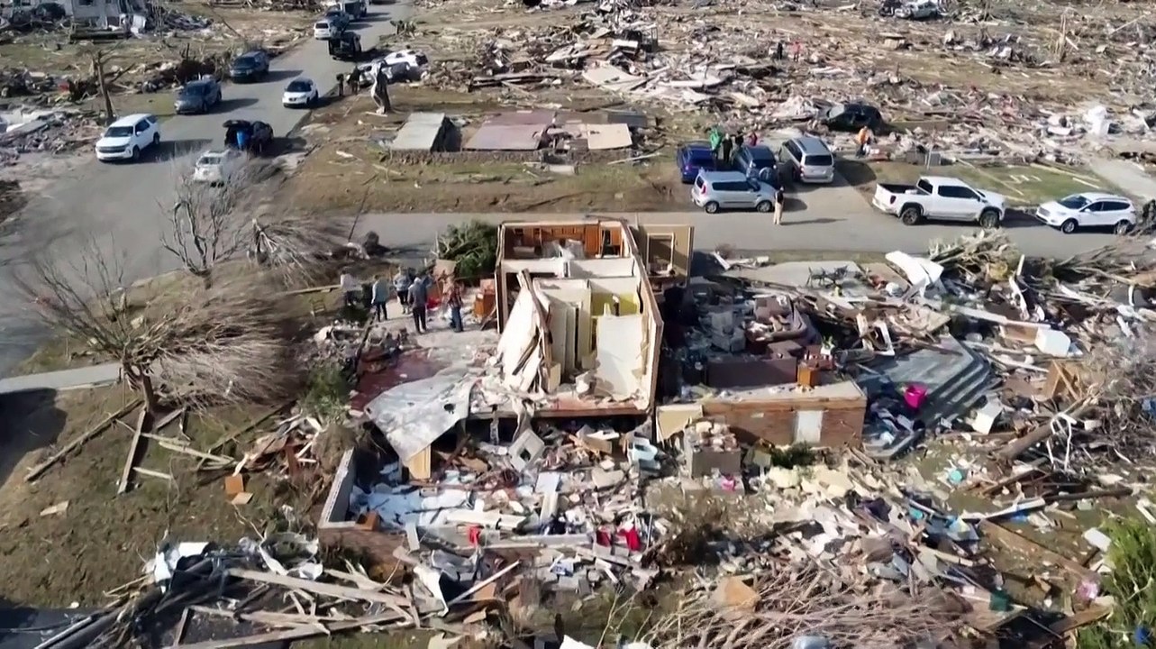 Cuadrillas comienzan titánica tarea de remover los escombros del tornado en EEUU