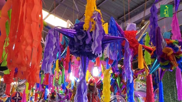 Centenares de piñatas reviven el color de la Navidad en el mercado de Jamaica en México