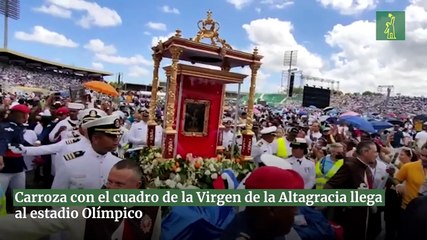 Carroza con el cuadro de la Virgen de la Altagracia llega al estadio Olímpico