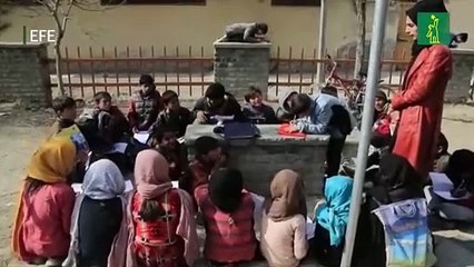 Sin poder estudiar por el veto talibán, una afgana imparte clase en un parque