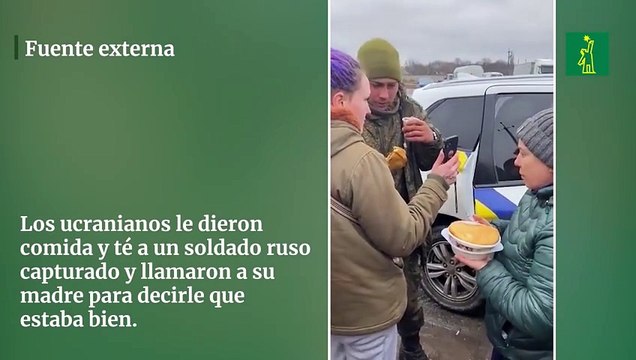 Los ucranianos le dieron comida y té a un soldado ruso capturado y llamaron a su madre para decirle que estaba bien.