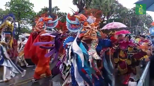 Continúan Desfilando Las Comparsas Pese A Lluvia