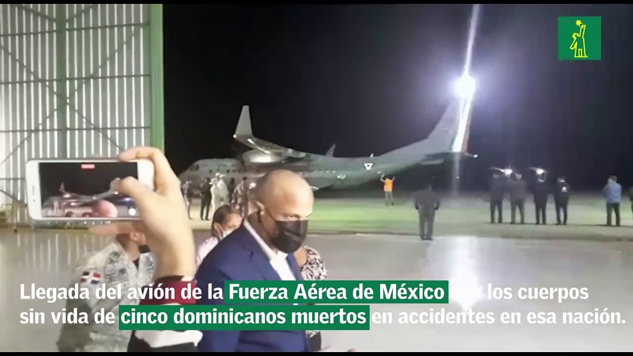 Llegada del avión de la Fuerza Aérea de México con los cuerpos sin vida de cinco dominicanos muertos en accidentes en esa nación.
