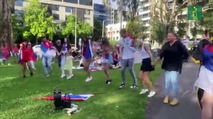 Manifestantes antivacunas expresan su apoyo a Djokovic frente a su hotel