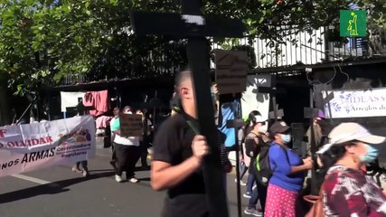 Decenas de salvadoreños protestan contra Bukele y lo acusan de dictador